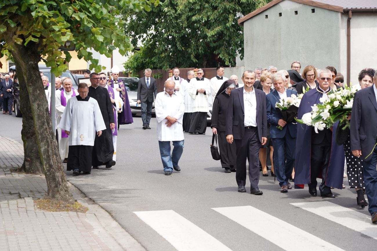 Dziś pożegnano zasłużonego księdza. Tłum wiernych na pogrzebie