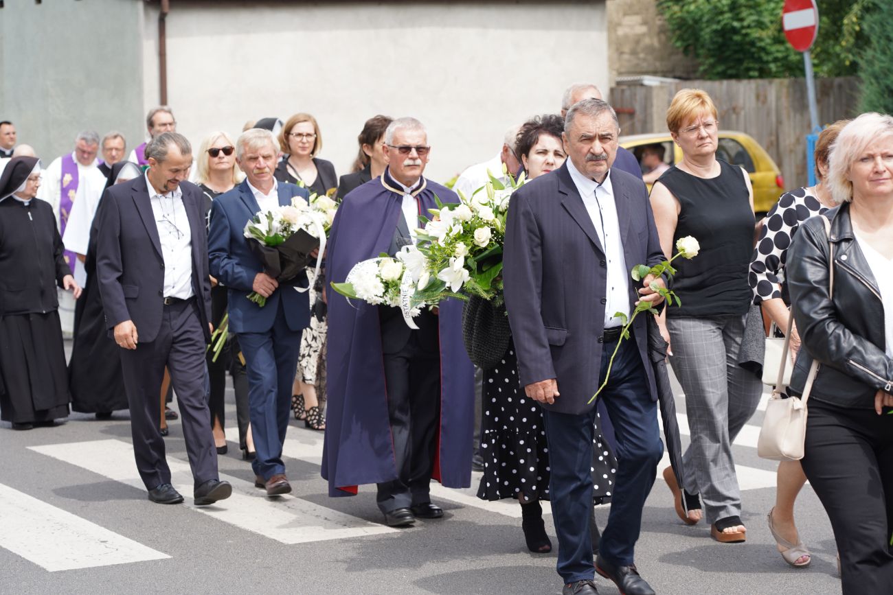 Dziś pożegnano zasłużonego księdza. Tłum wiernych na pogrzebie