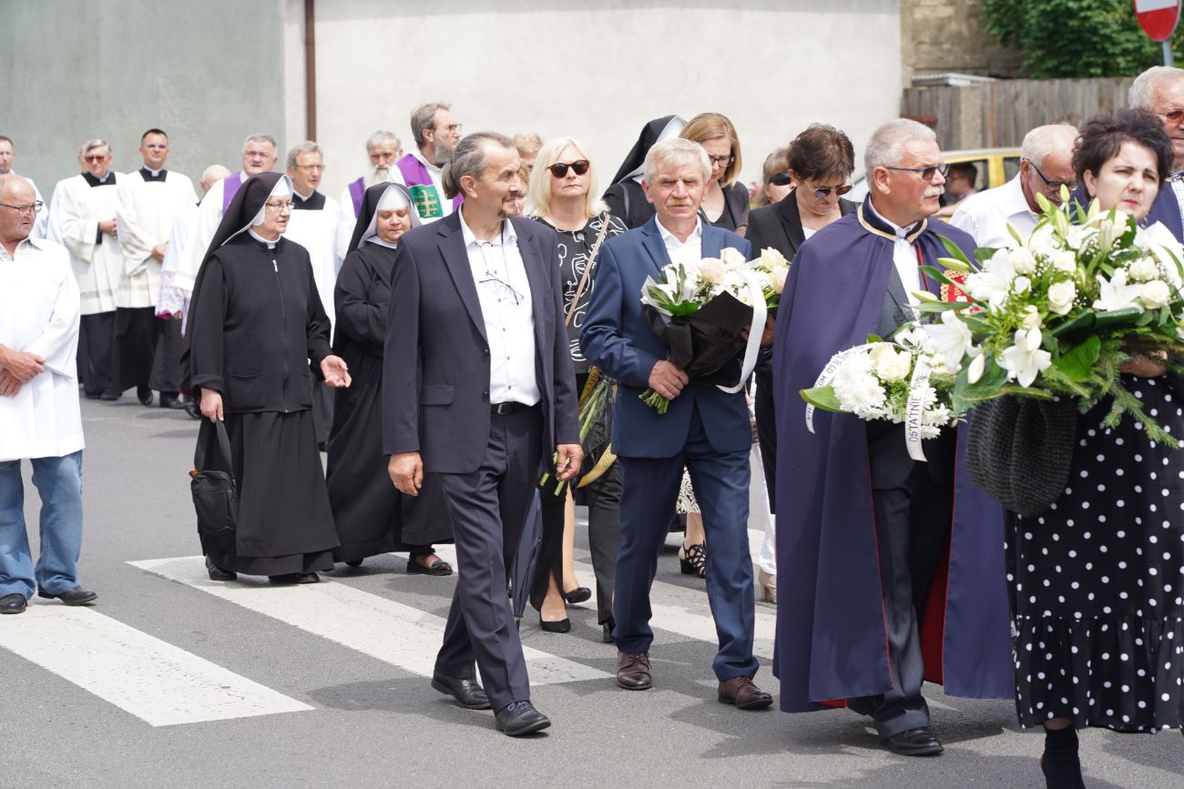 Dziś pożegnano zasłużonego księdza. Tłum wiernych na pogrzebie