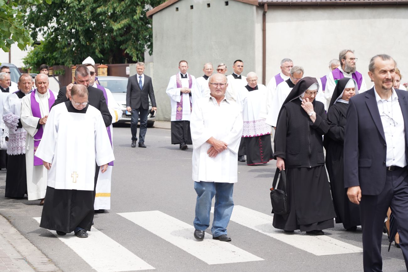 Dziś pożegnano zasłużonego księdza. Tłum wiernych na pogrzebie