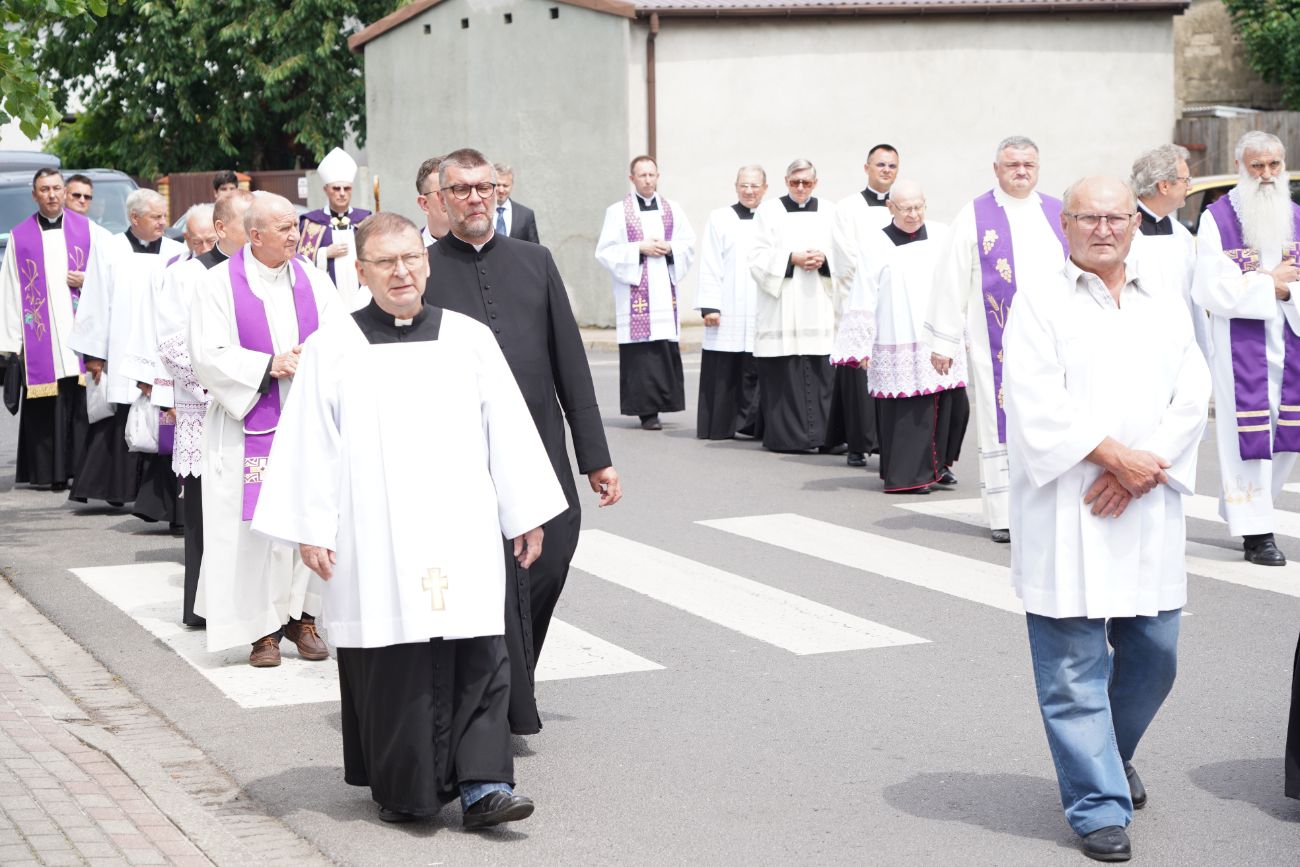 Dziś pożegnano zasłużonego księdza. Tłum wiernych na pogrzebie