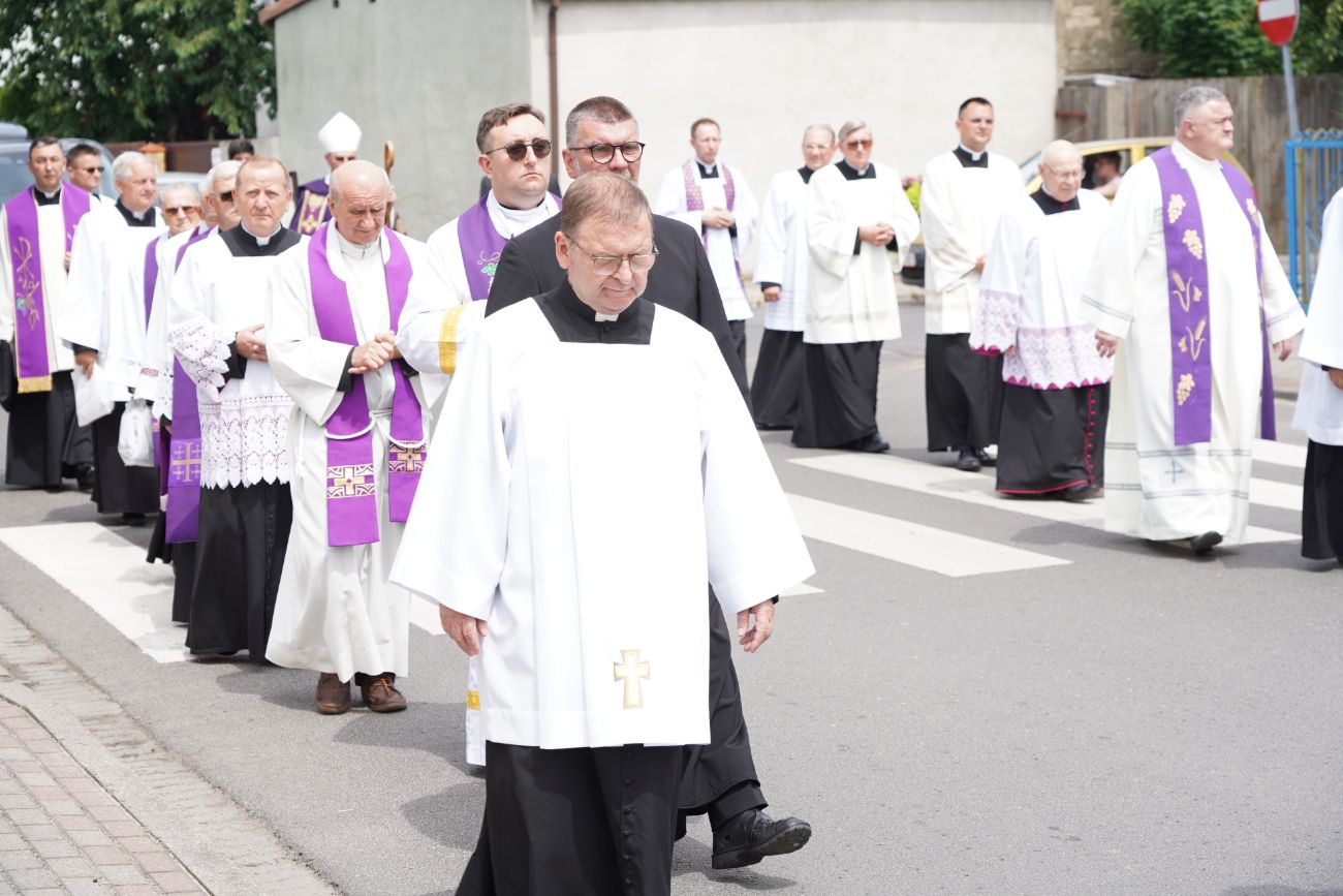 Dziś pożegnano zasłużonego księdza. Tłum wiernych na pogrzebie