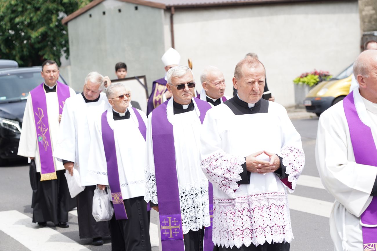 Dziś pożegnano zasłużonego księdza. Tłum wiernych na pogrzebie