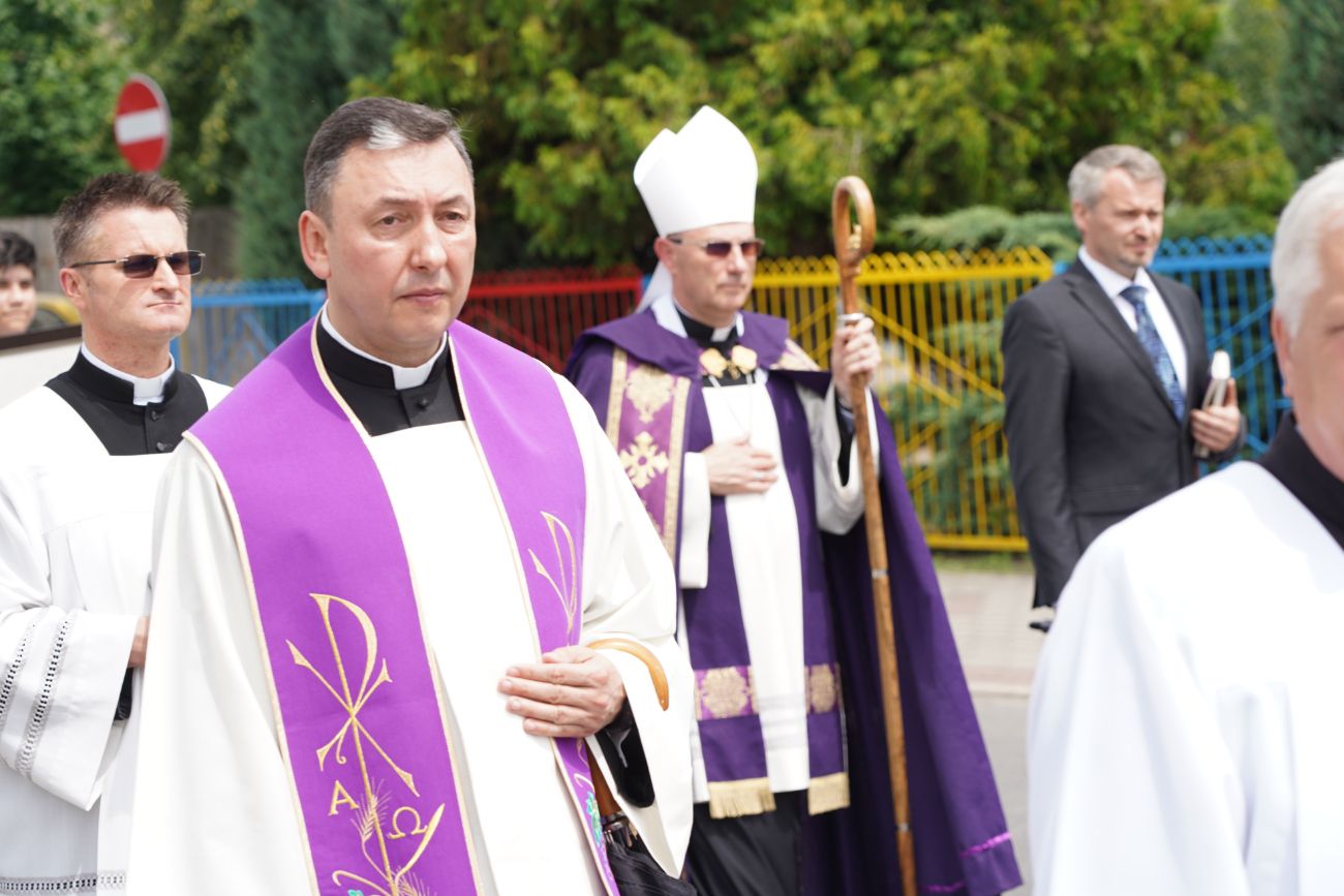 Dziś pożegnano zasłużonego księdza. Tłum wiernych na pogrzebie