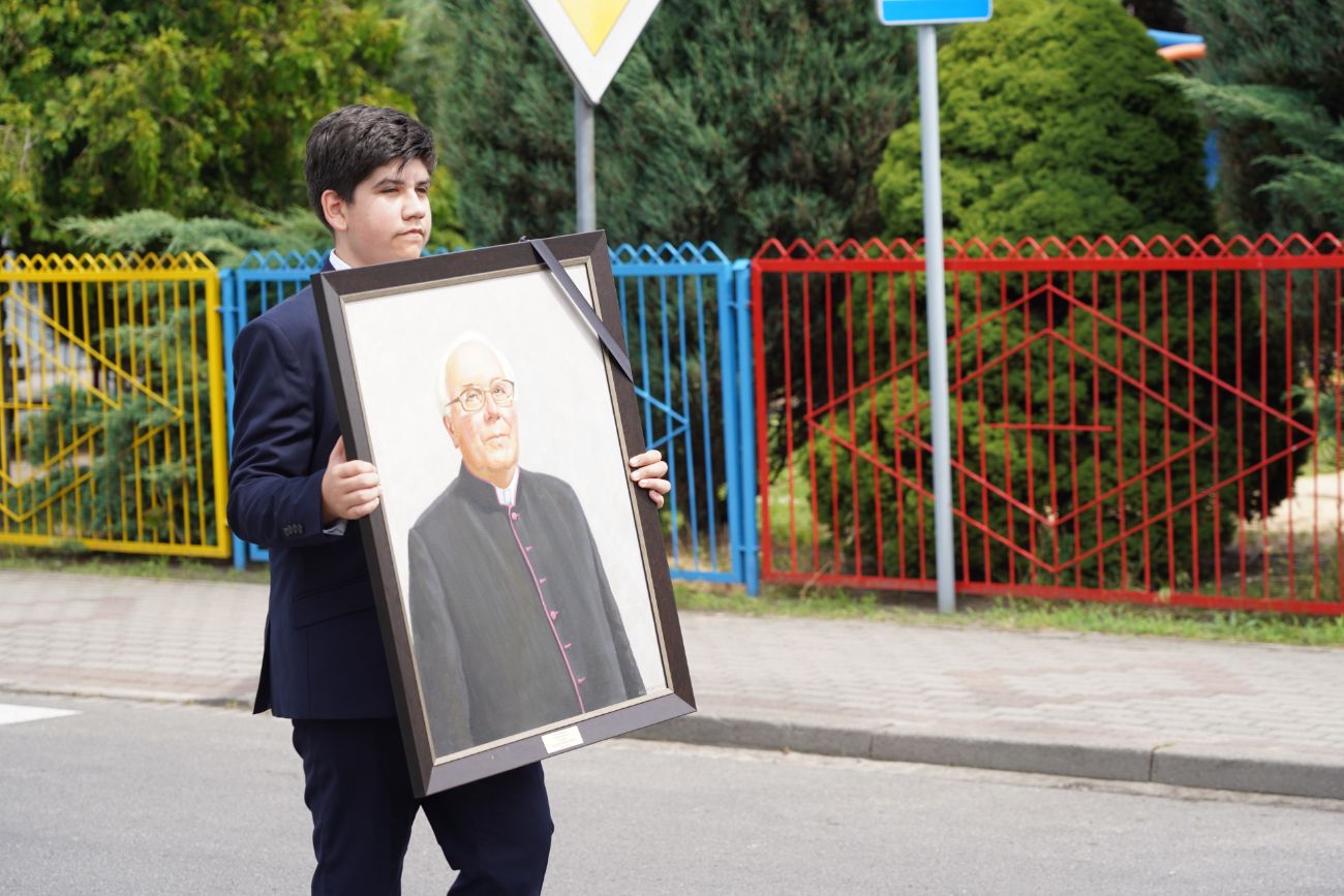 Dziś pożegnano zasłużonego księdza. Tłum wiernych na pogrzebie