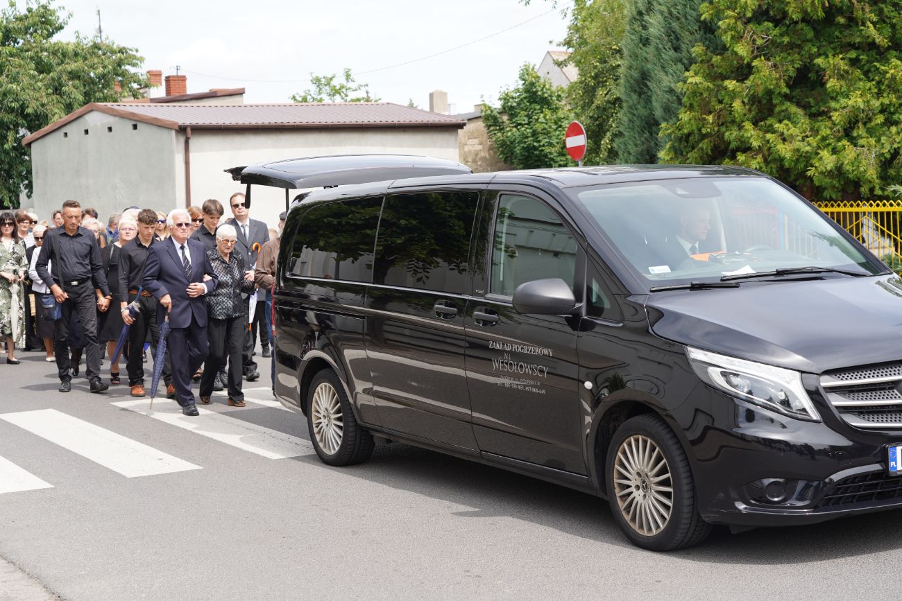 Dziś pożegnano zasłużonego księdza. Tłum wiernych na pogrzebie