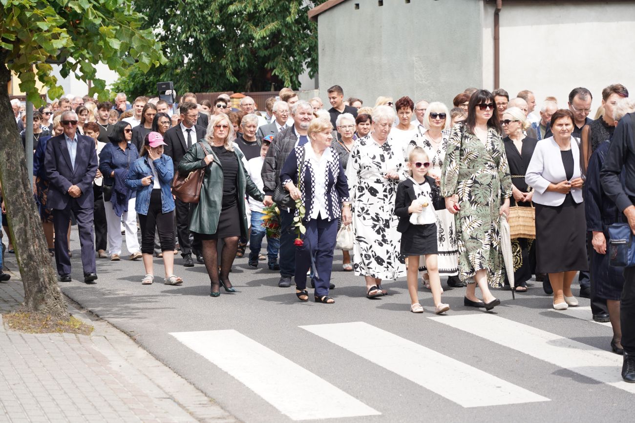 Dziś pożegnano zasłużonego księdza. Tłum wiernych na pogrzebie