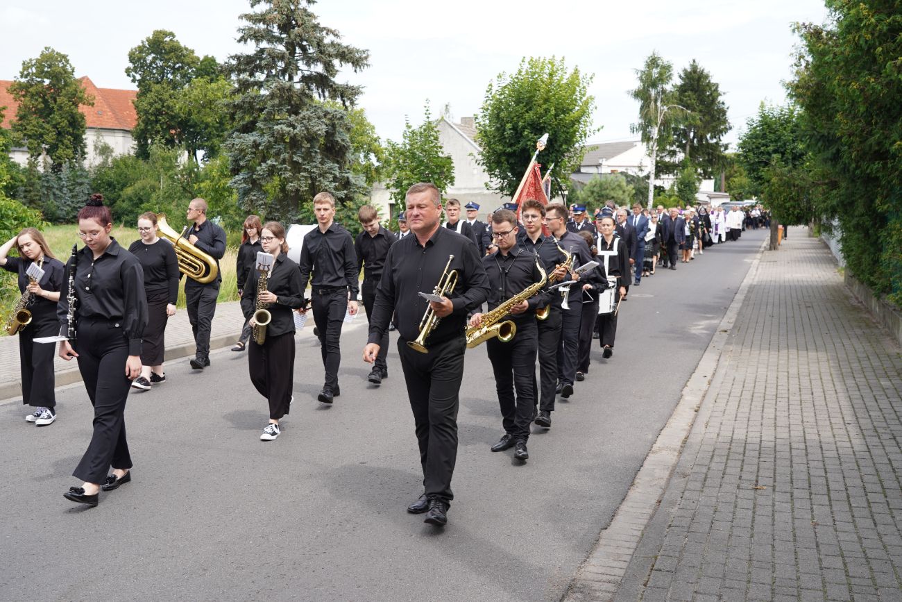 Dziś pożegnano zasłużonego księdza. Tłum wiernych na pogrzebie