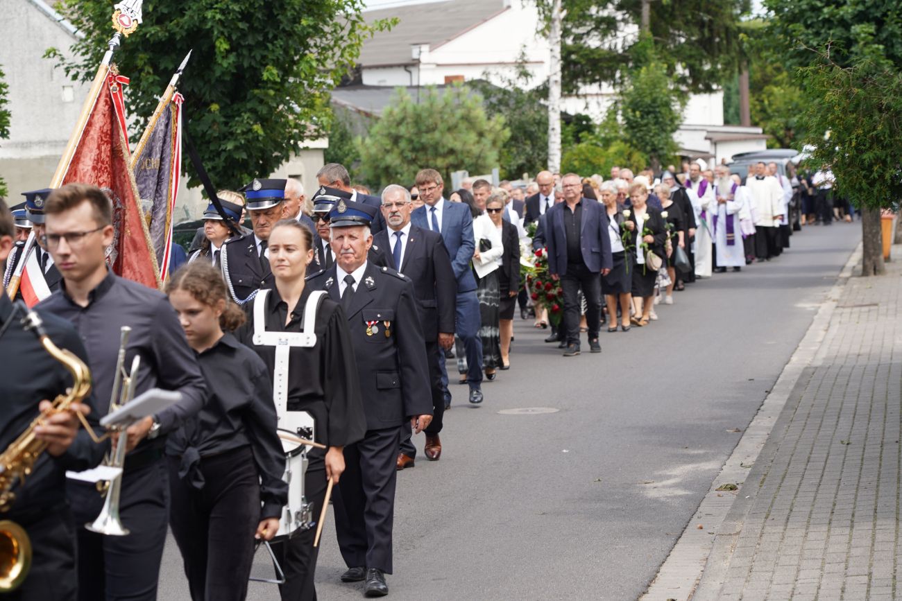 Dziś pożegnano zasłużonego księdza. Tłum wiernych na pogrzebie
