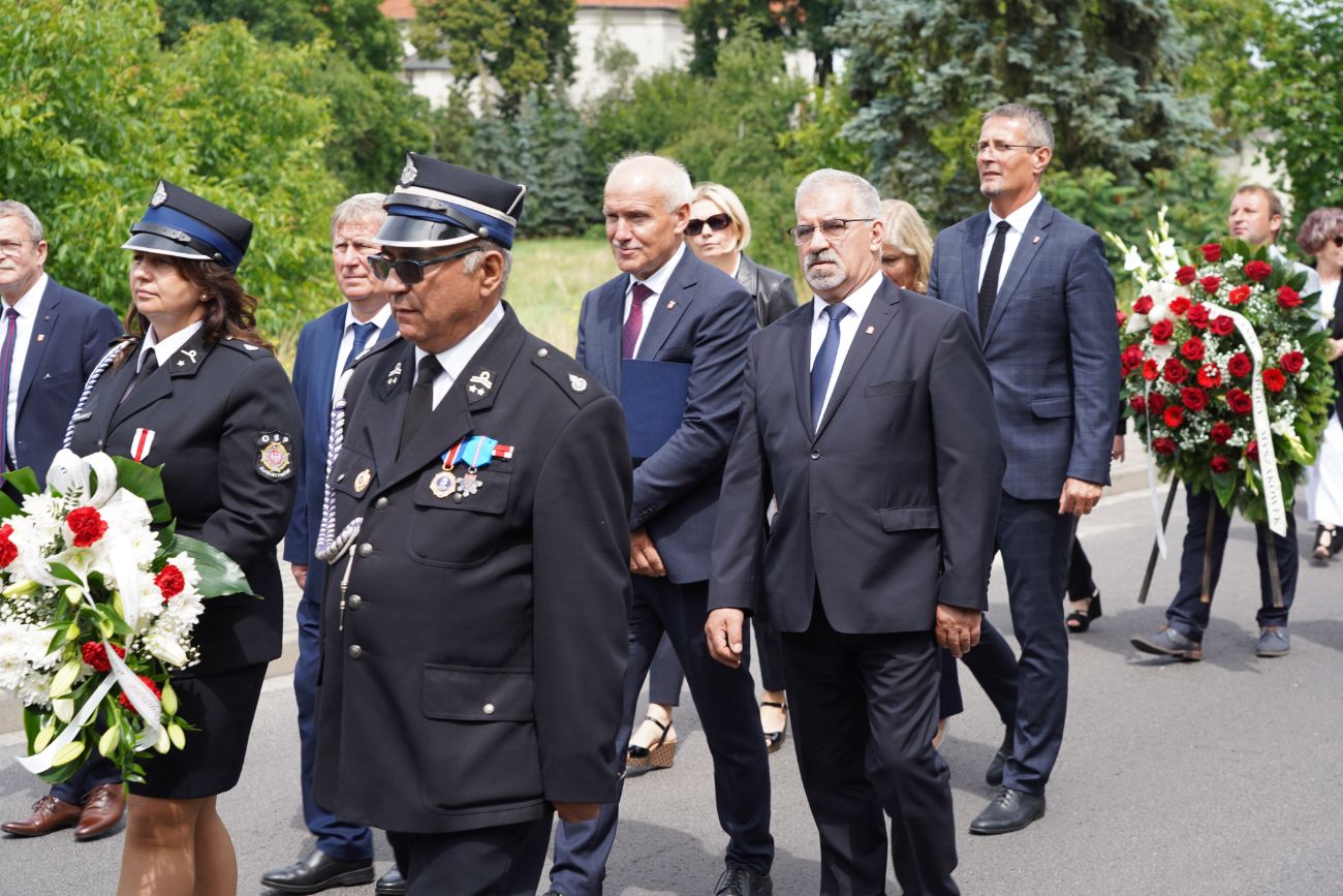 Dziś pożegnano zasłużonego księdza. Tłum wiernych na pogrzebie