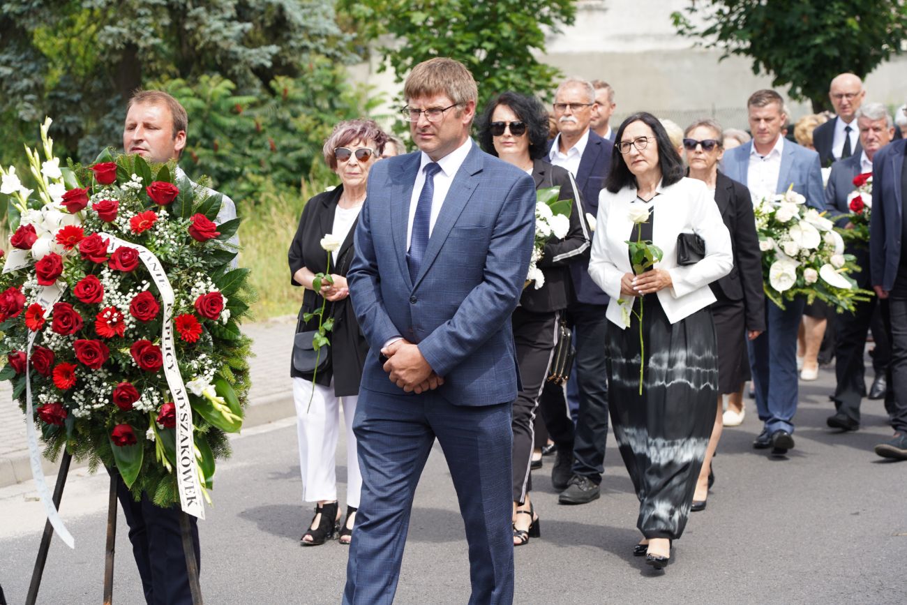 Dziś pożegnano zasłużonego księdza. Tłum wiernych na pogrzebie