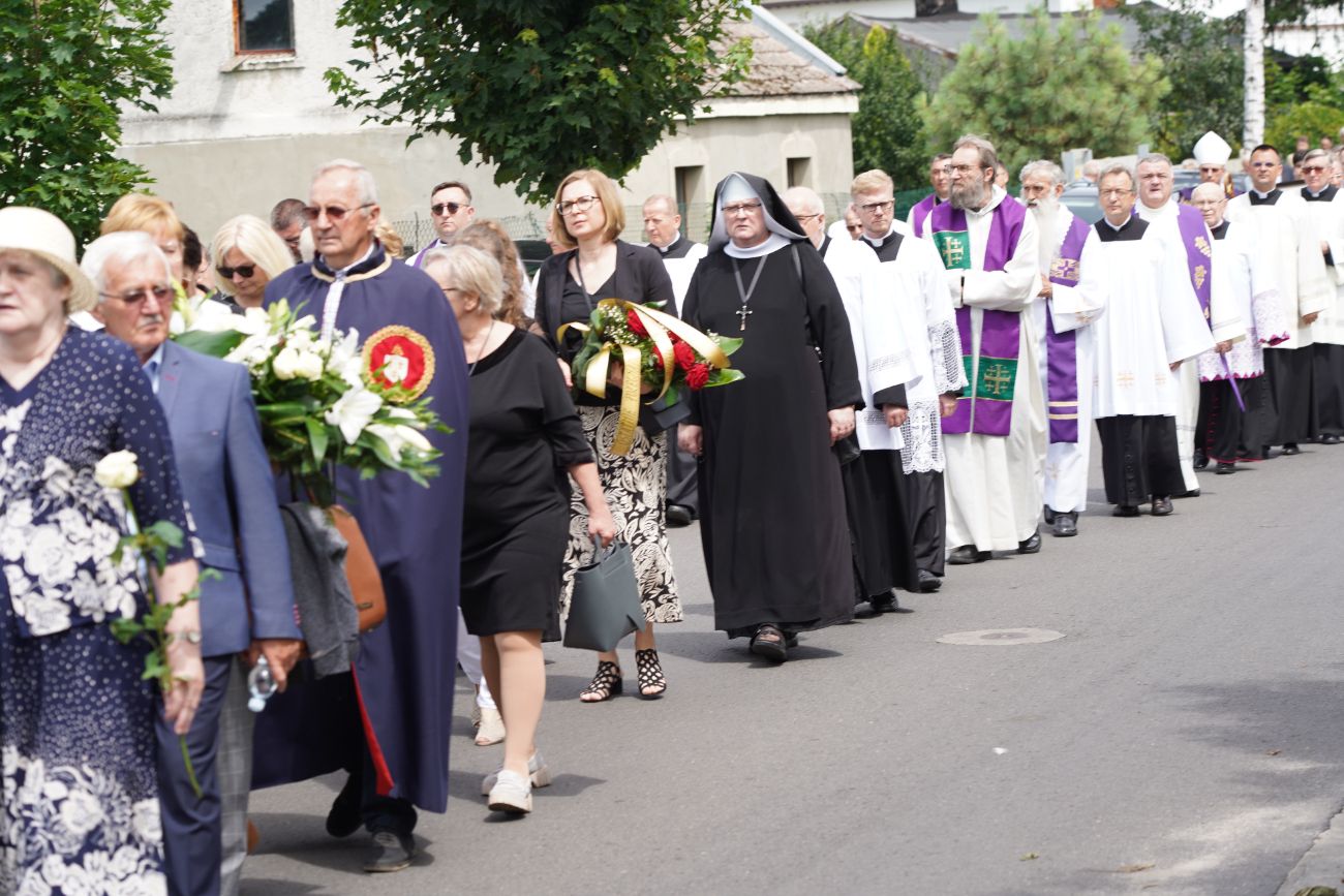 Dziś pożegnano zasłużonego księdza. Tłum wiernych na pogrzebie