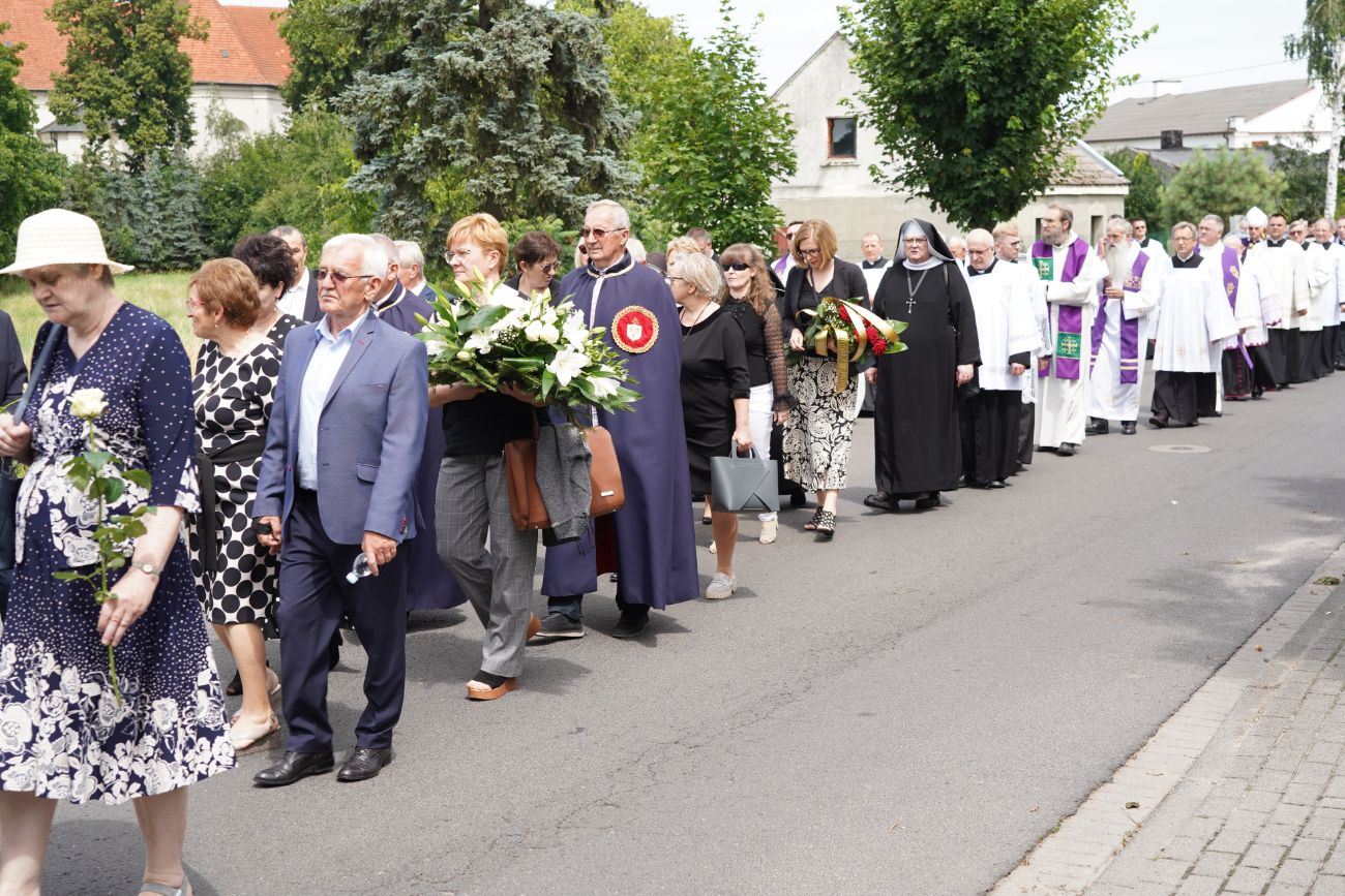 Dziś pożegnano zasłużonego księdza. Tłum wiernych na pogrzebie