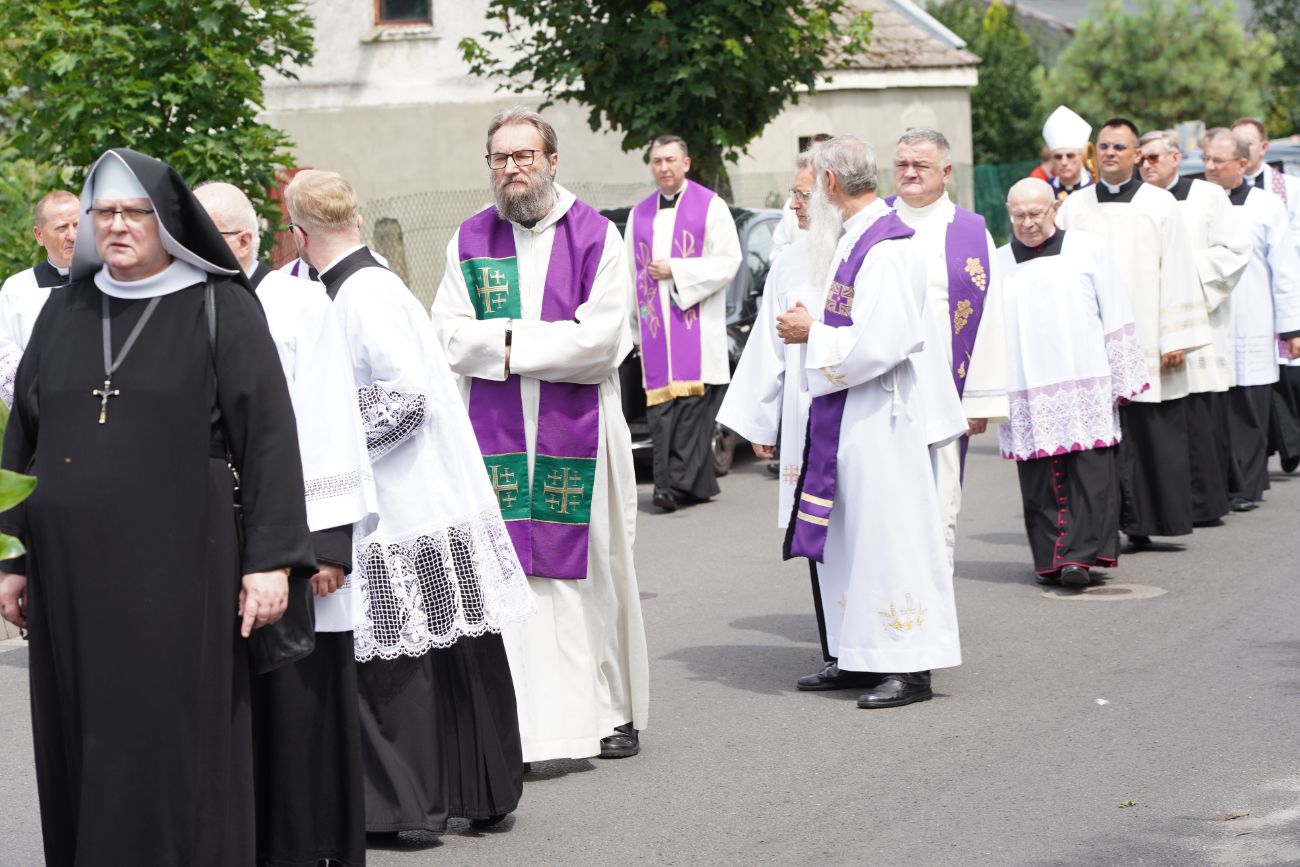 Dziś pożegnano zasłużonego księdza. Tłum wiernych na pogrzebie