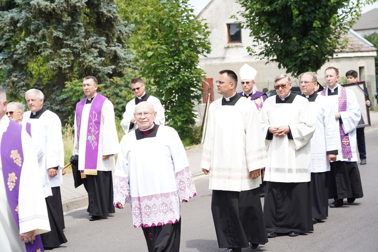 Dziś pożegnano zasłużonego księdza. Tłum wiernych na pogrzebie