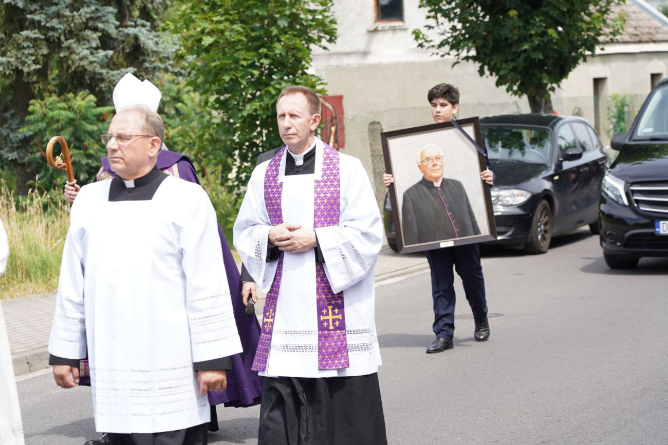 Dziś pożegnano zasłużonego księdza. Tłum wiernych na pogrzebie