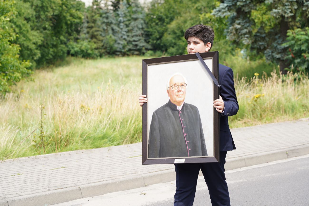 Dziś pożegnano zasłużonego księdza. Tłum wiernych na pogrzebie