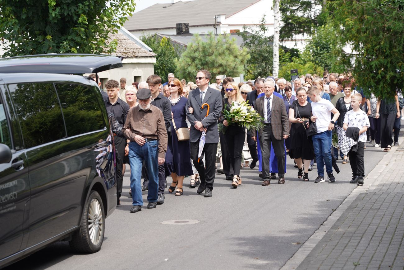 Dziś pożegnano zasłużonego księdza. Tłum wiernych na pogrzebie