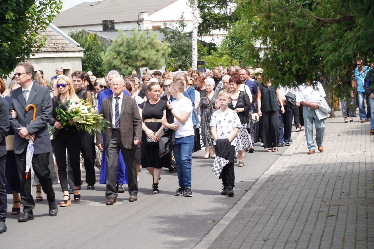 Dziś pożegnano zasłużonego księdza. Tłum wiernych na pogrzebie