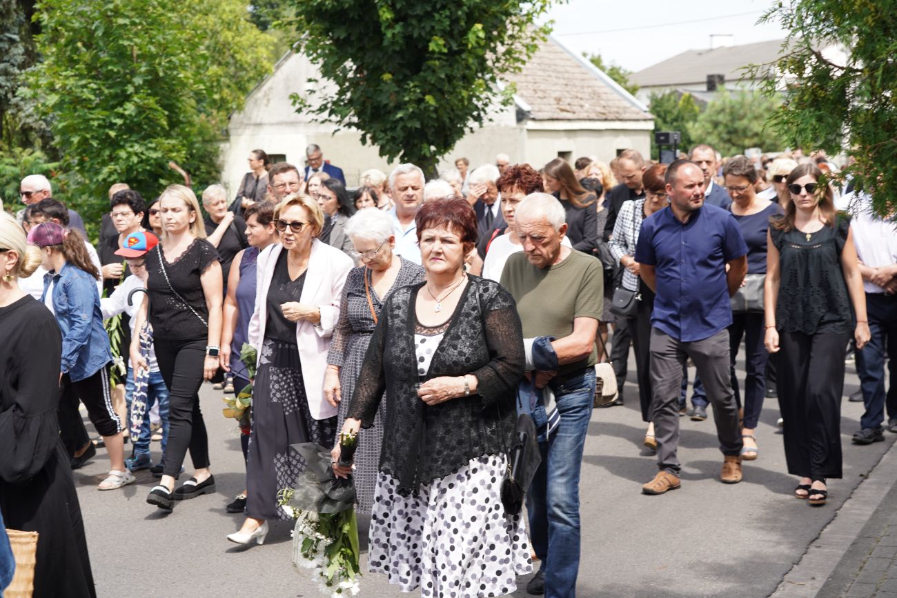Dziś pożegnano zasłużonego księdza. Tłum wiernych na pogrzebie