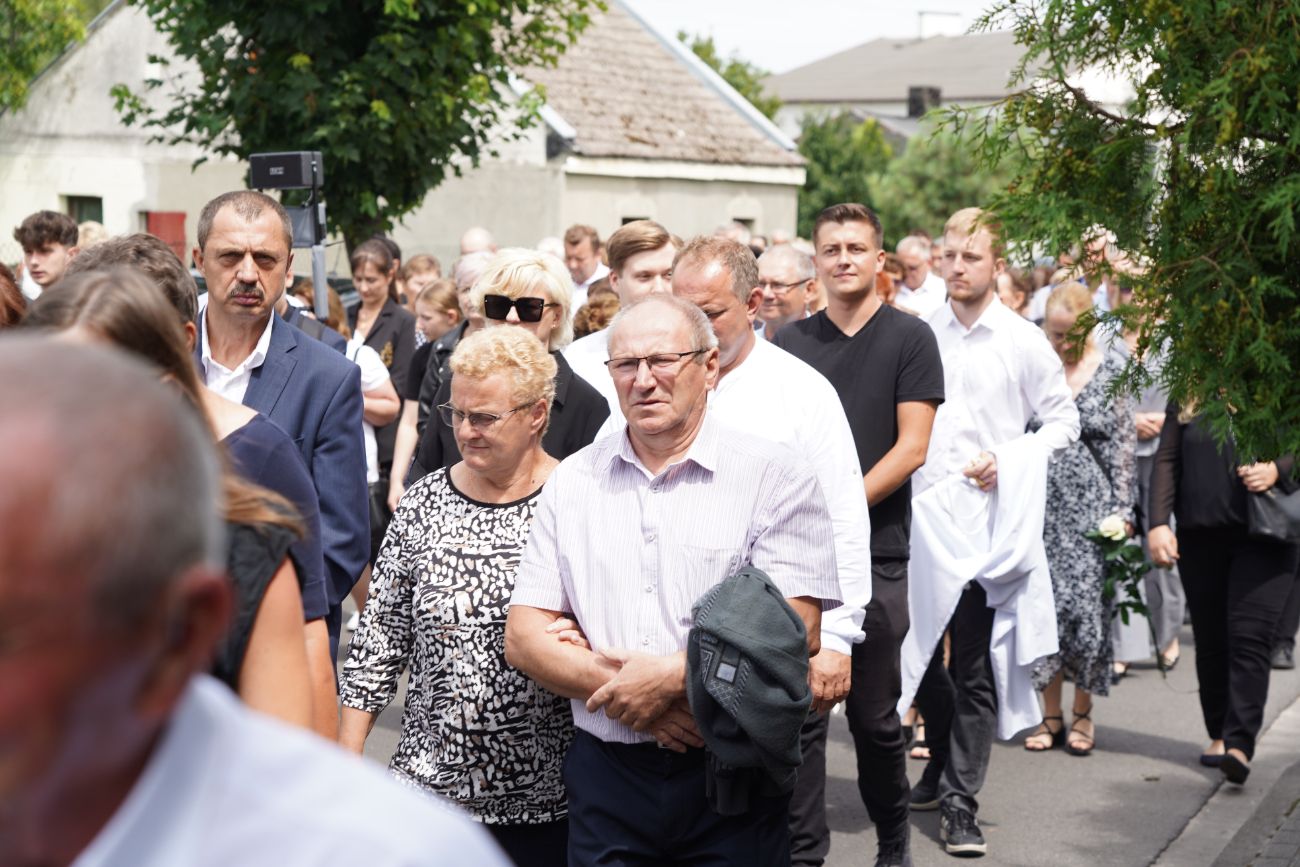 Dziś pożegnano zasłużonego księdza. Tłum wiernych na pogrzebie