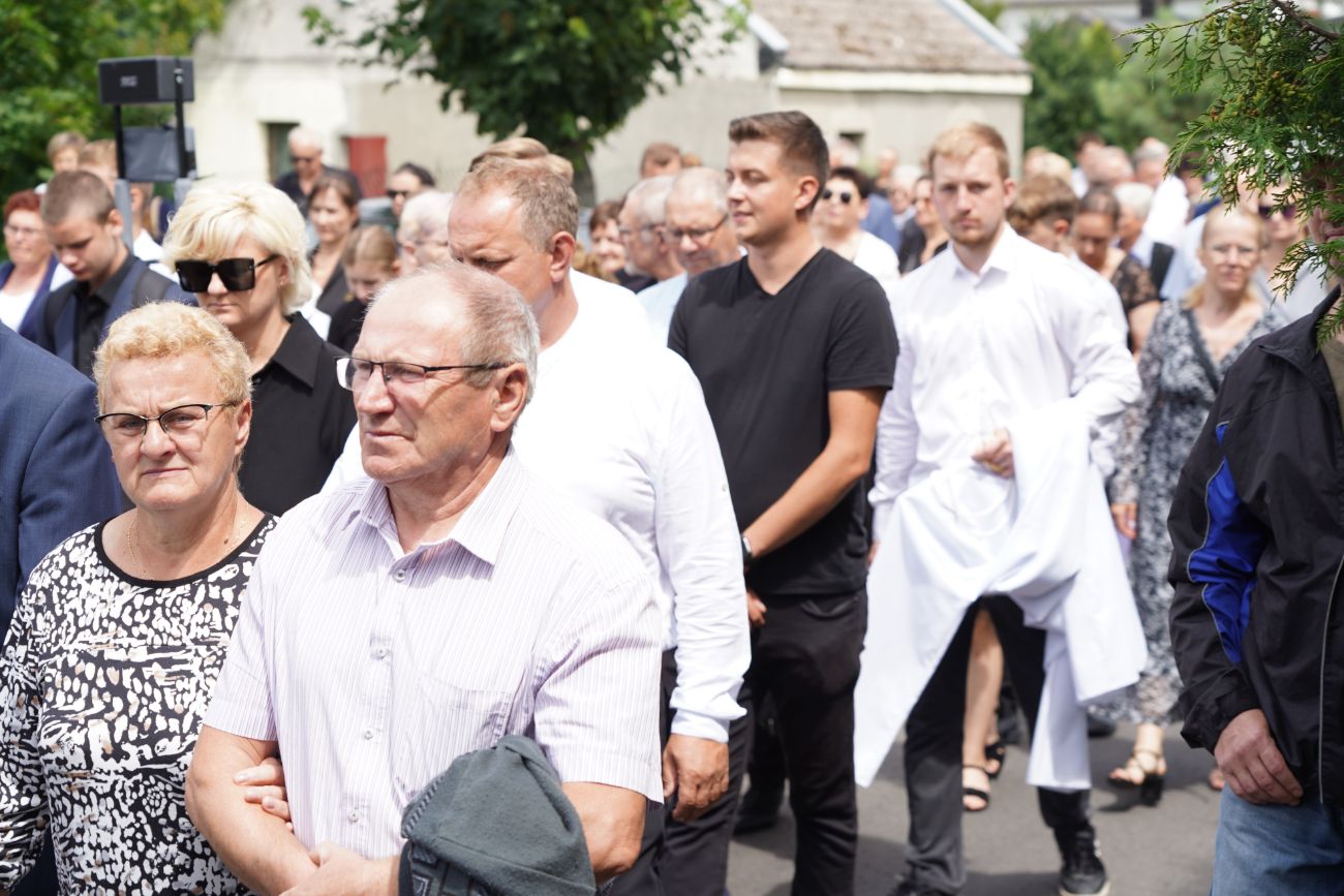 Dziś pożegnano zasłużonego księdza. Tłum wiernych na pogrzebie