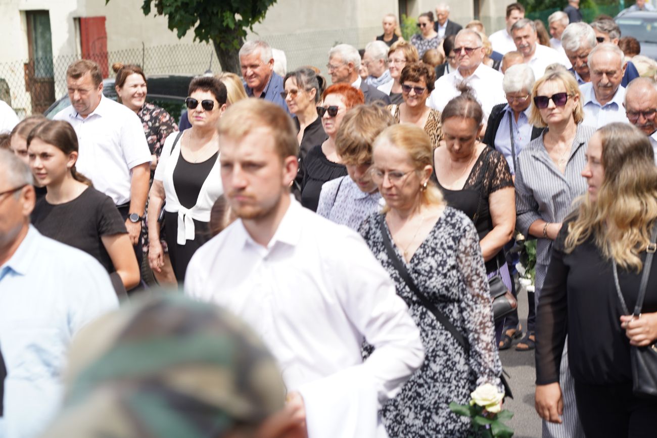 Dziś pożegnano zasłużonego księdza. Tłum wiernych na pogrzebie