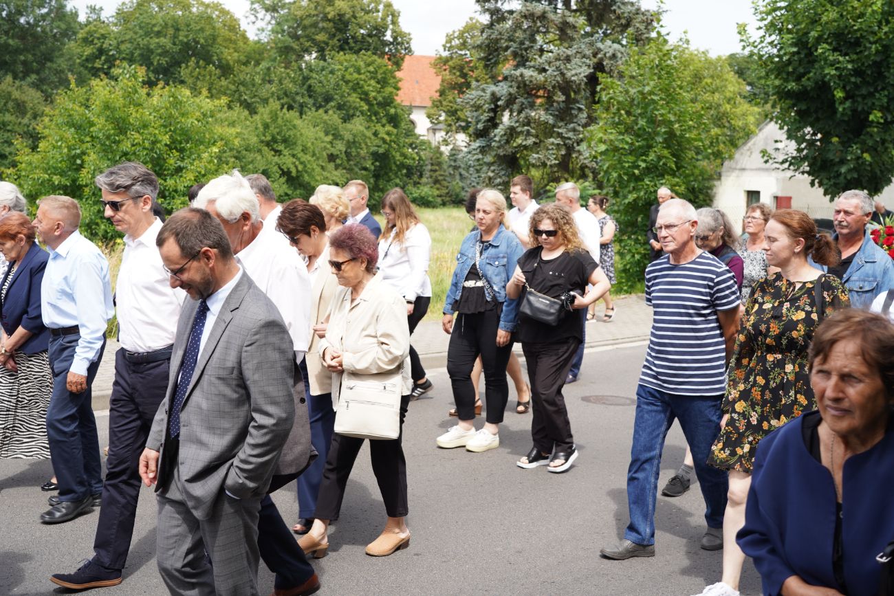 Dziś pożegnano zasłużonego księdza. Tłum wiernych na pogrzebie