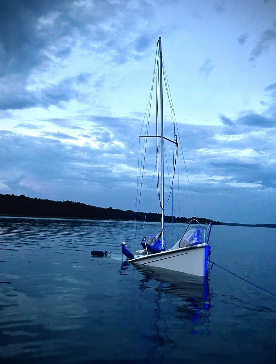 Wywrócona łódź, dwie osoby w wodzie