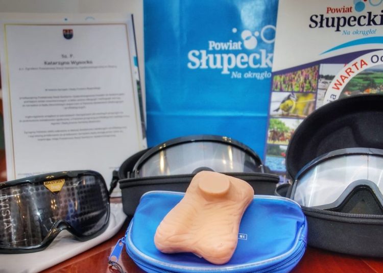 Starosta przekazał trenażer do badania jąder, alkogogle i narkogogle