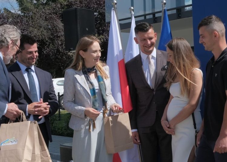 Minister w Ostrowitem. Wręczyła klucze do nowych mieszkań