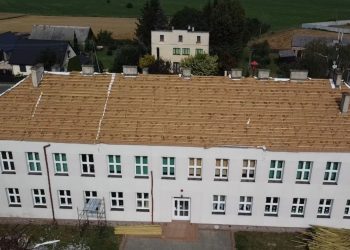 Wymieniają dach na budynku szkoły