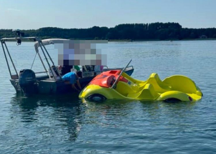 Na środku jeziora rower zaczął nabierać wody. Kierująca była pod wpływem