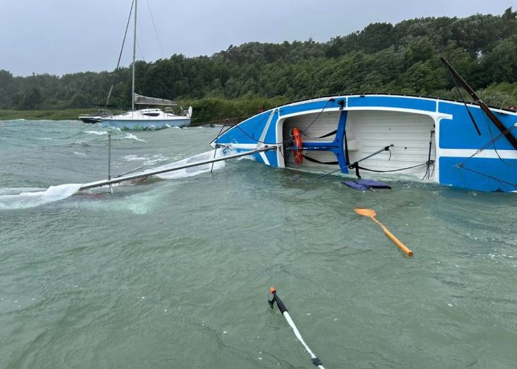 Wywróciła się łódź, dwie osoby w wodzie