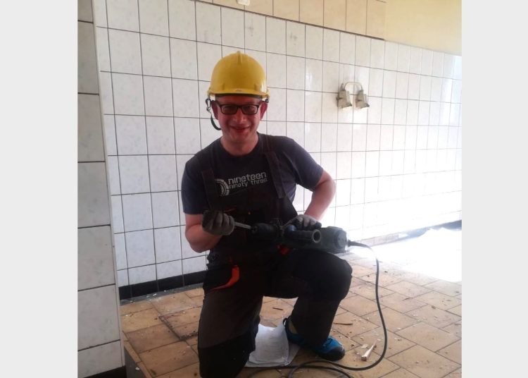 Wójt chwycił za młot. Razem z mieszkańcami robi rewolucję