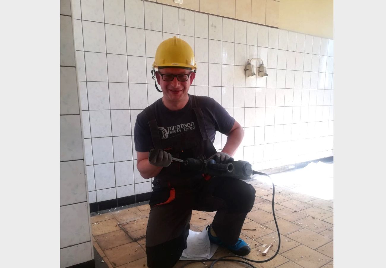 Wójt chwycił za młot. Razem z mieszkańcami robi rewolucję