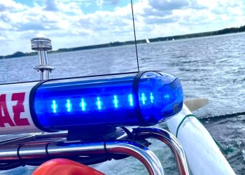 Akcja na Jeziorze Powidzkim. Ludzie wpadli do wody