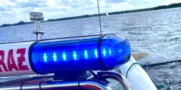 Akcja na Jeziorze Powidzkim. Ludzie wpadli do wody