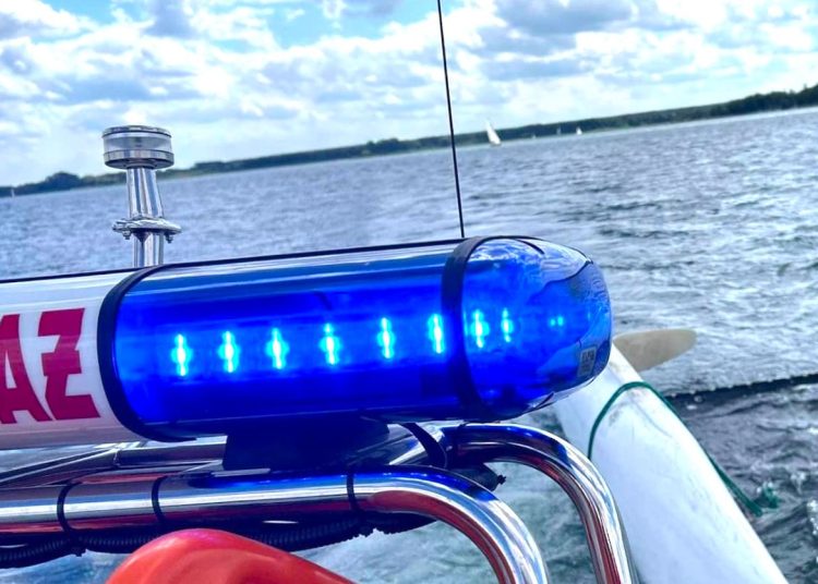 Akcja na Jeziorze Powidzkim. Ludzie wpadli do wody