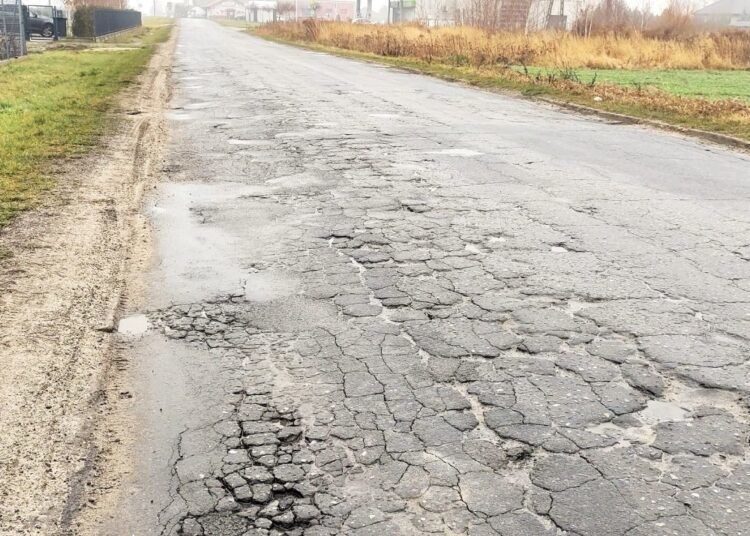 Po tej drodze nie da się już jeździć. Mieszkańcy liczą na władze obu powiatów