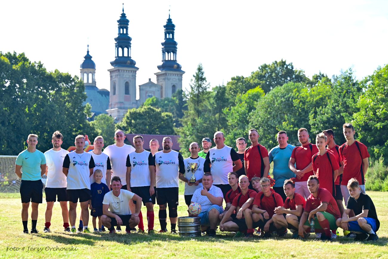 Grali o beczkę piwa. Kolejna odsłona kultowego meczu ZDJĘCIA