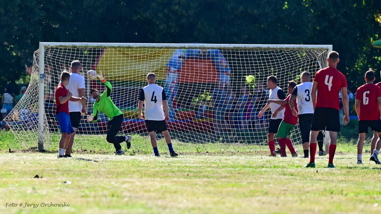 Grali o beczkę piwa. Kolejna odsłona kultowego meczu ZDJĘCIA