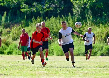 Grali o beczkę piwa. Kolejna odsłona kultowego meczu ZDJĘCIA