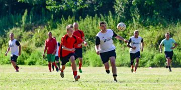 Grali o beczkę piwa. Kolejna odsłona kultowego meczu ZDJĘCIA