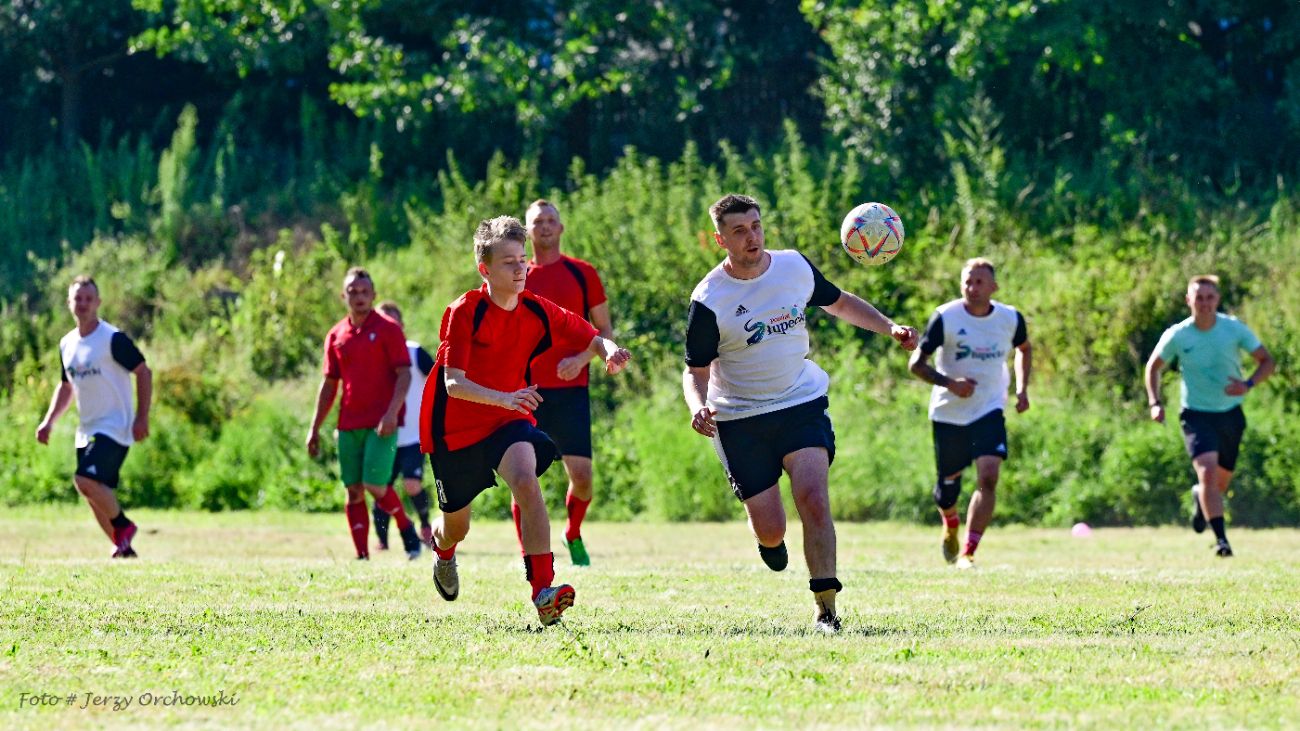 Grali o beczkę piwa. Kolejna odsłona kultowego meczu ZDJĘCIA
