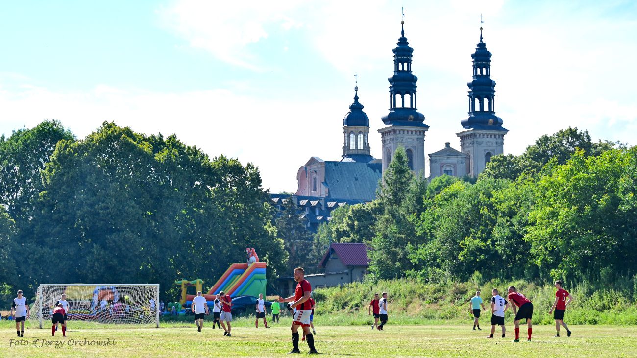 Grali o beczkę piwa. Kolejna odsłona kultowego meczu ZDJĘCIA