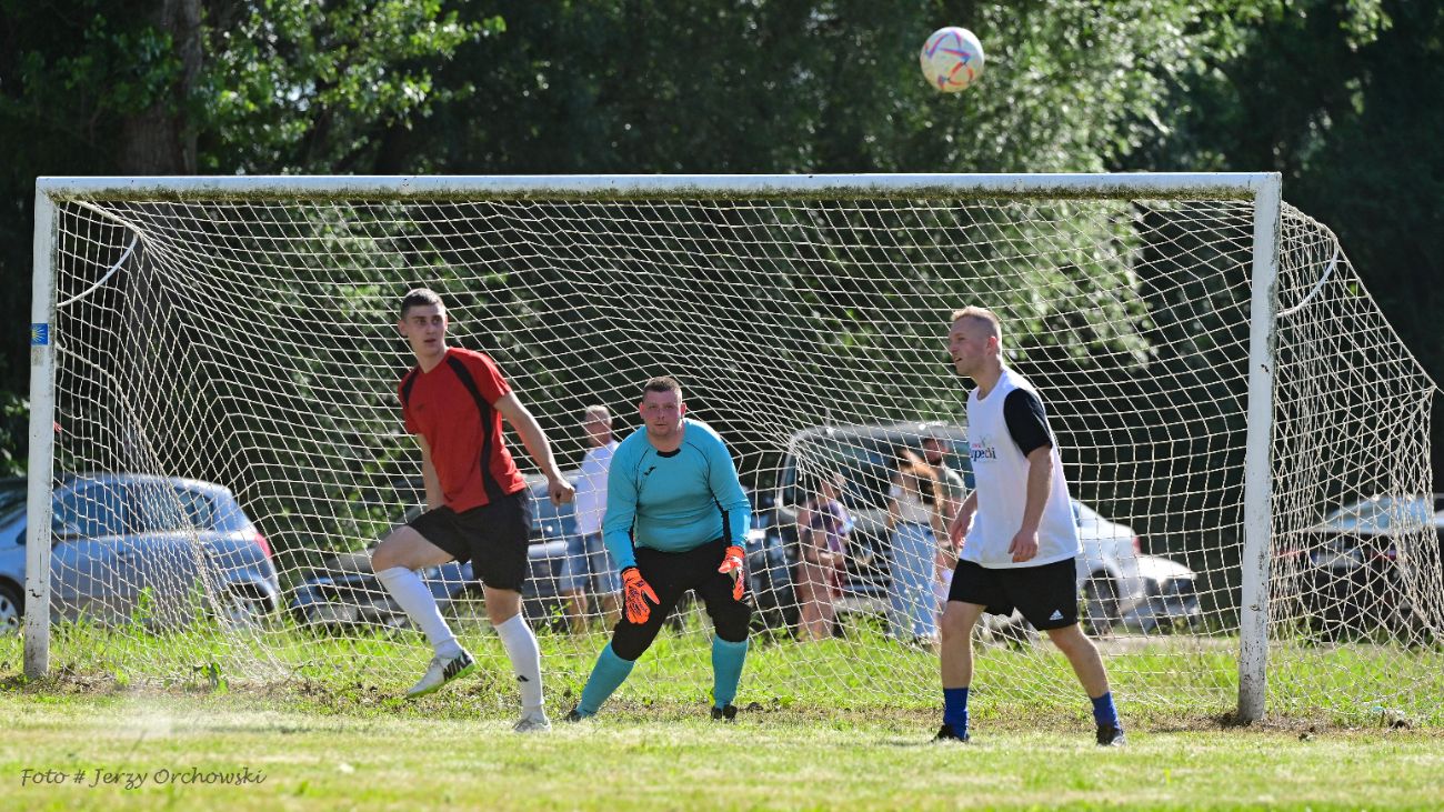 Grali o beczkę piwa. Kolejna odsłona kultowego meczu ZDJĘCIA