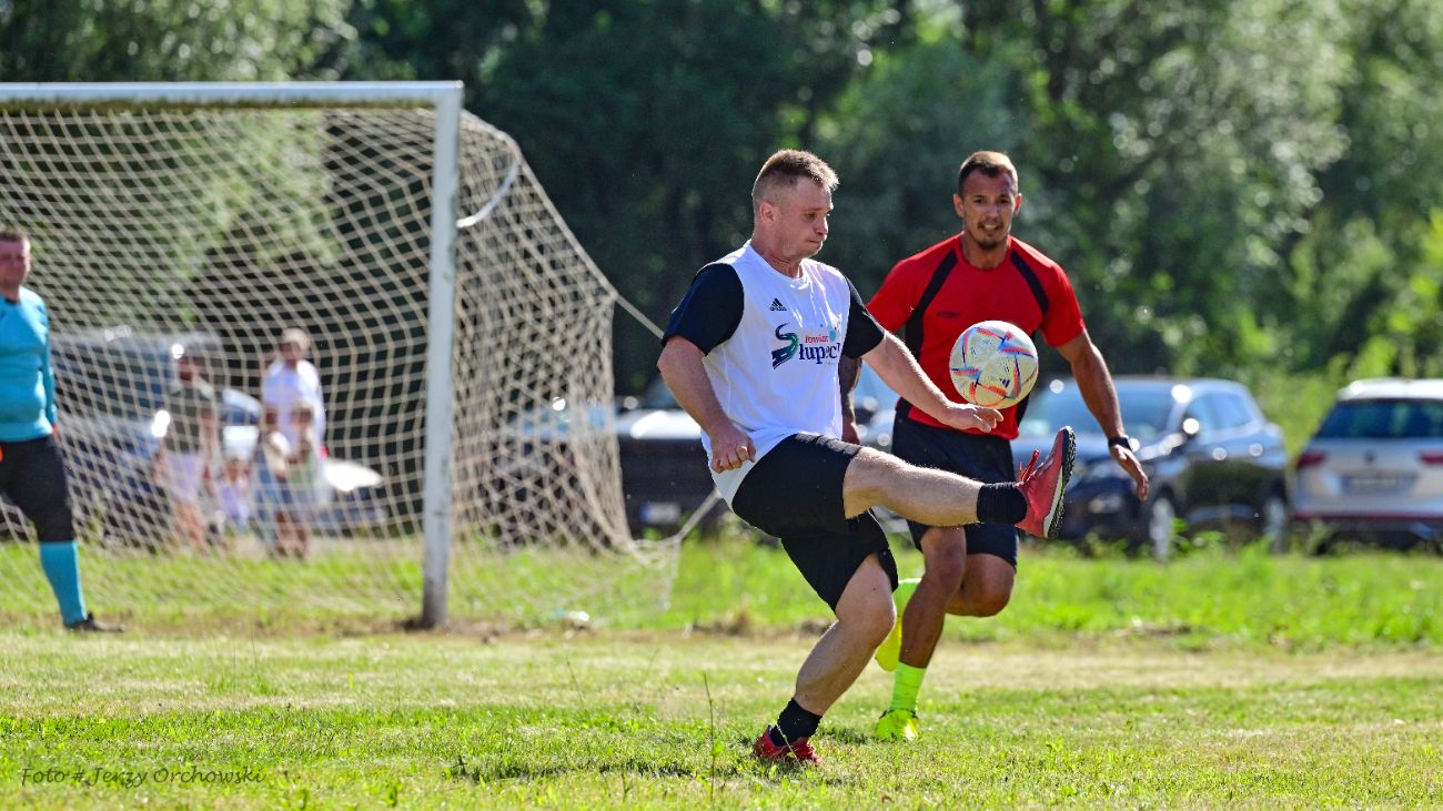 Grali o beczkę piwa. Kolejna odsłona kultowego meczu ZDJĘCIA