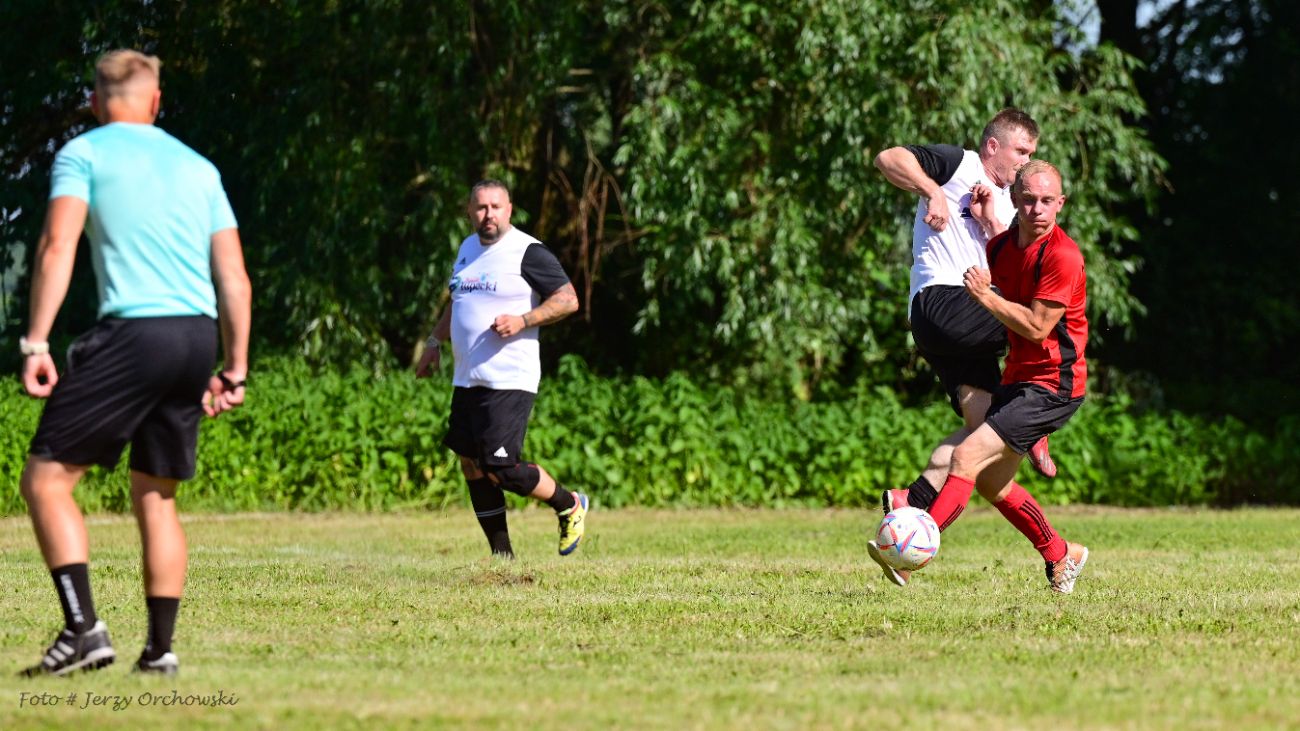 Grali o beczkę piwa. Kolejna odsłona kultowego meczu ZDJĘCIA