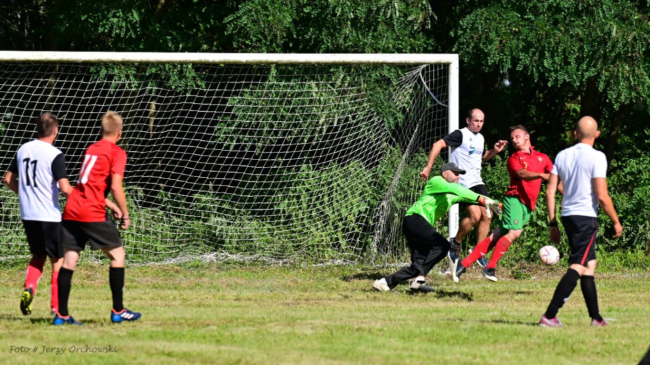 Grali o beczkę piwa. Kolejna odsłona kultowego meczu ZDJĘCIA